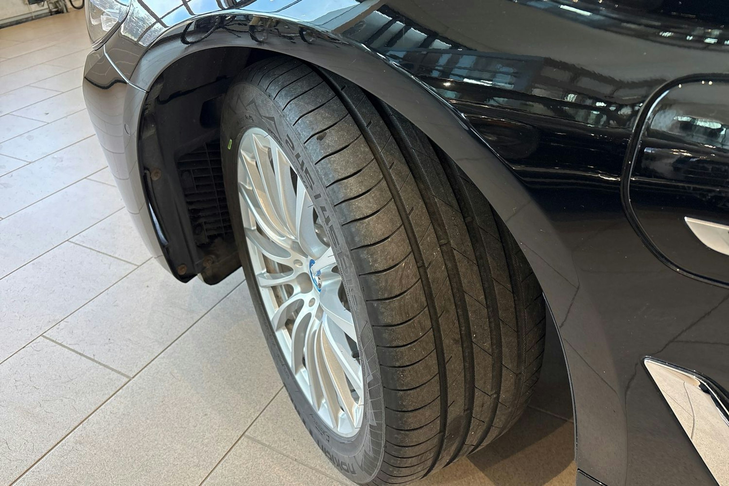 musta BMW 530 2022 kuva 13.