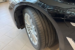 musta BMW 530 2022 kuva 13.