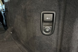 musta BMW 530 2022 kuva 16.