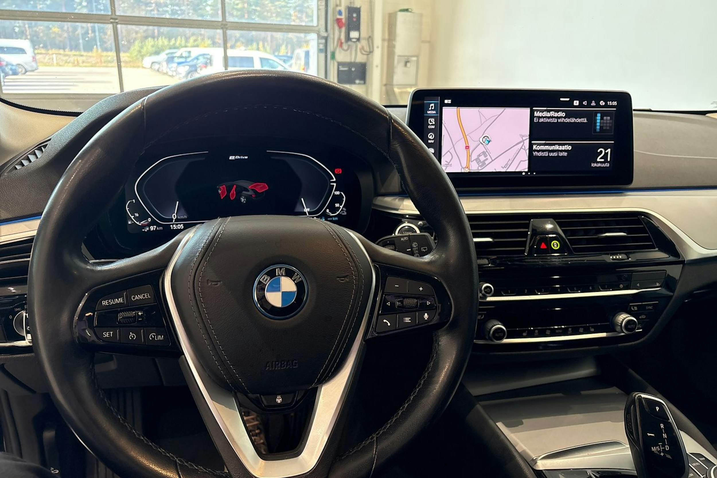 musta BMW 530 2022 kuva 17.
