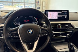 musta BMW 530 2022 kuva 17.