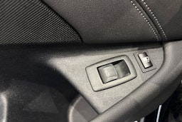 musta BMW 530 2022 kuva 18.