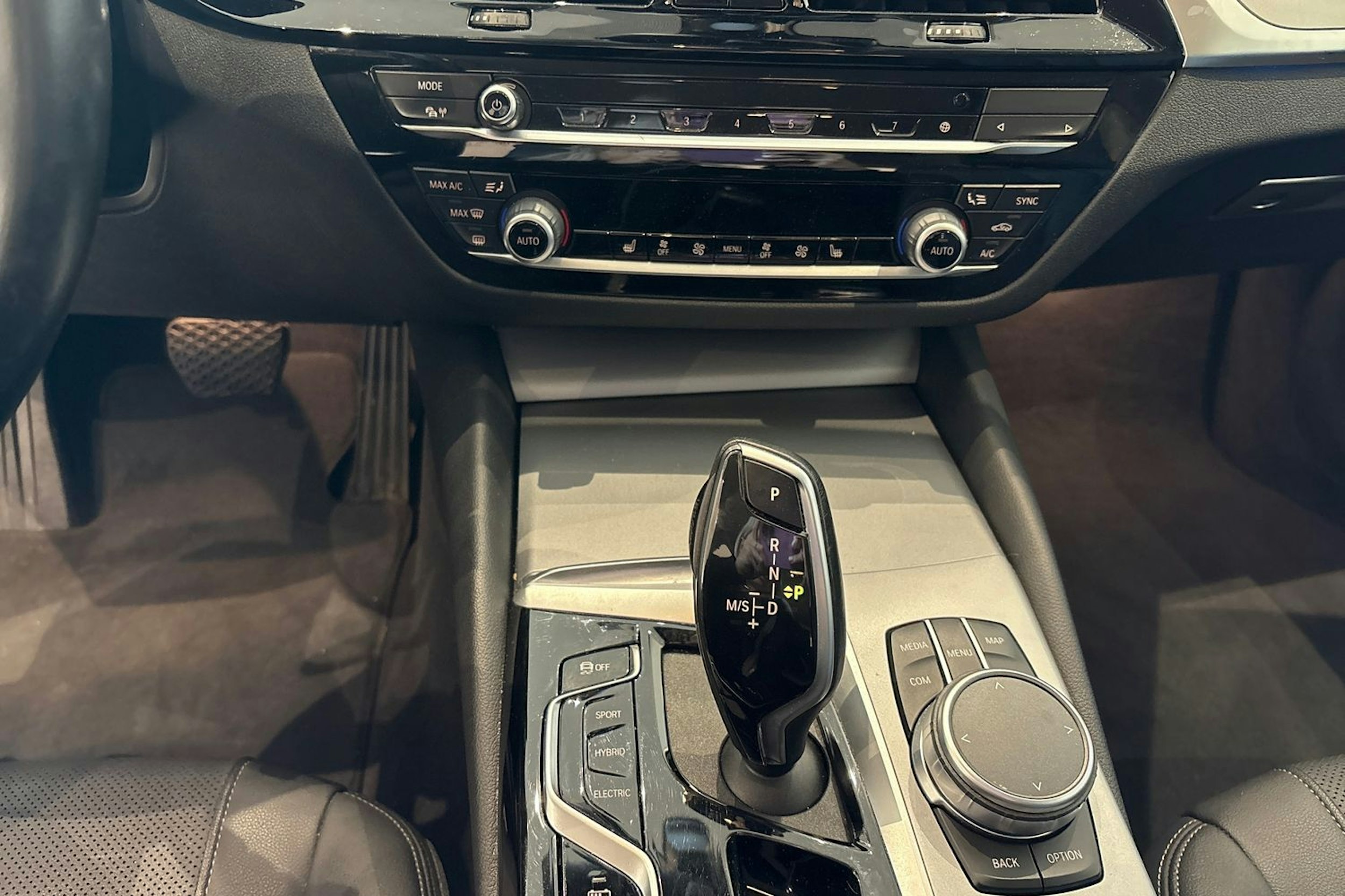 musta BMW 530 2022 kuva 19.