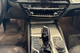 musta BMW 530 2022 kuva 19.