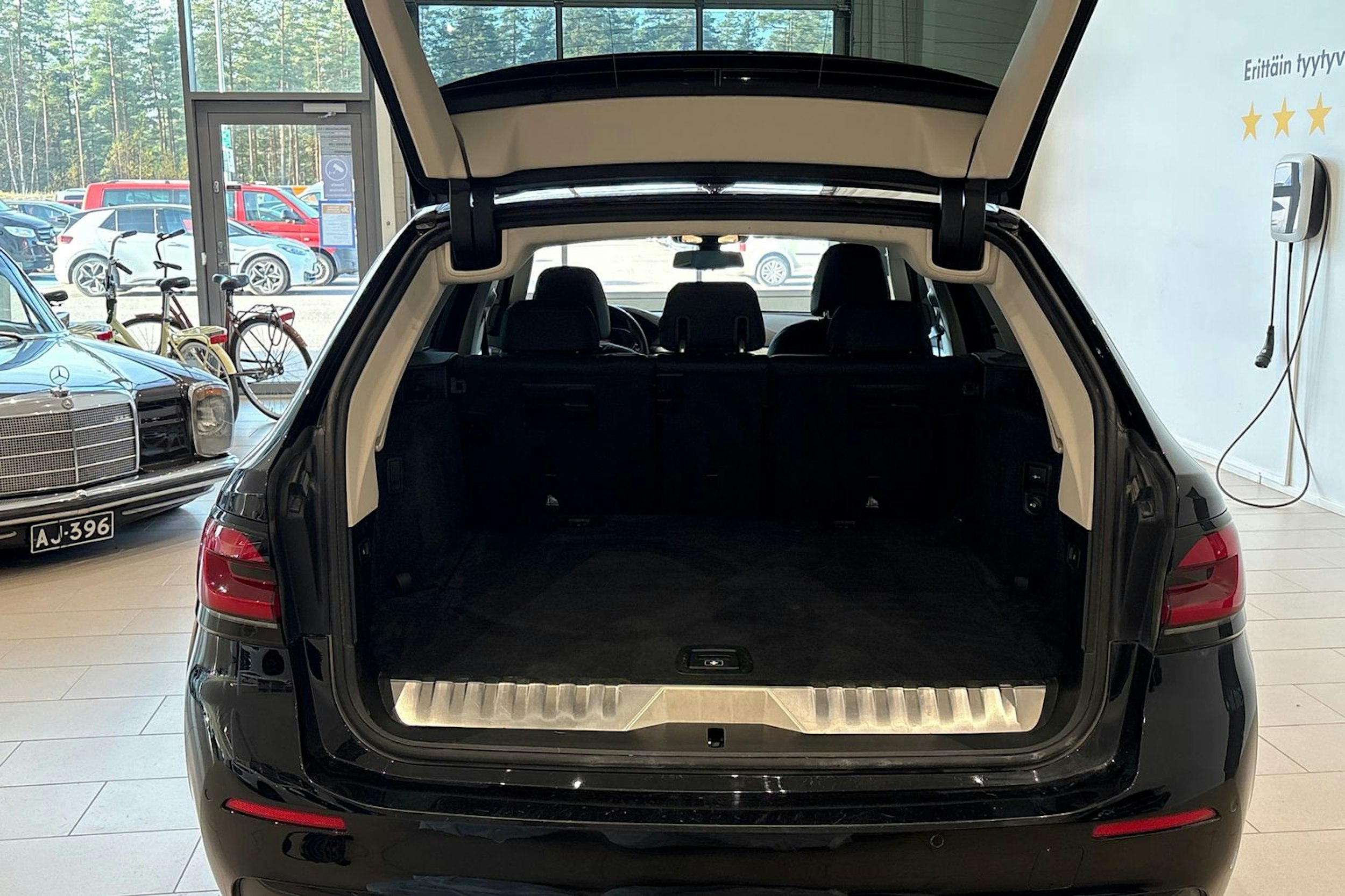 musta BMW 530 2022 kuva 20.