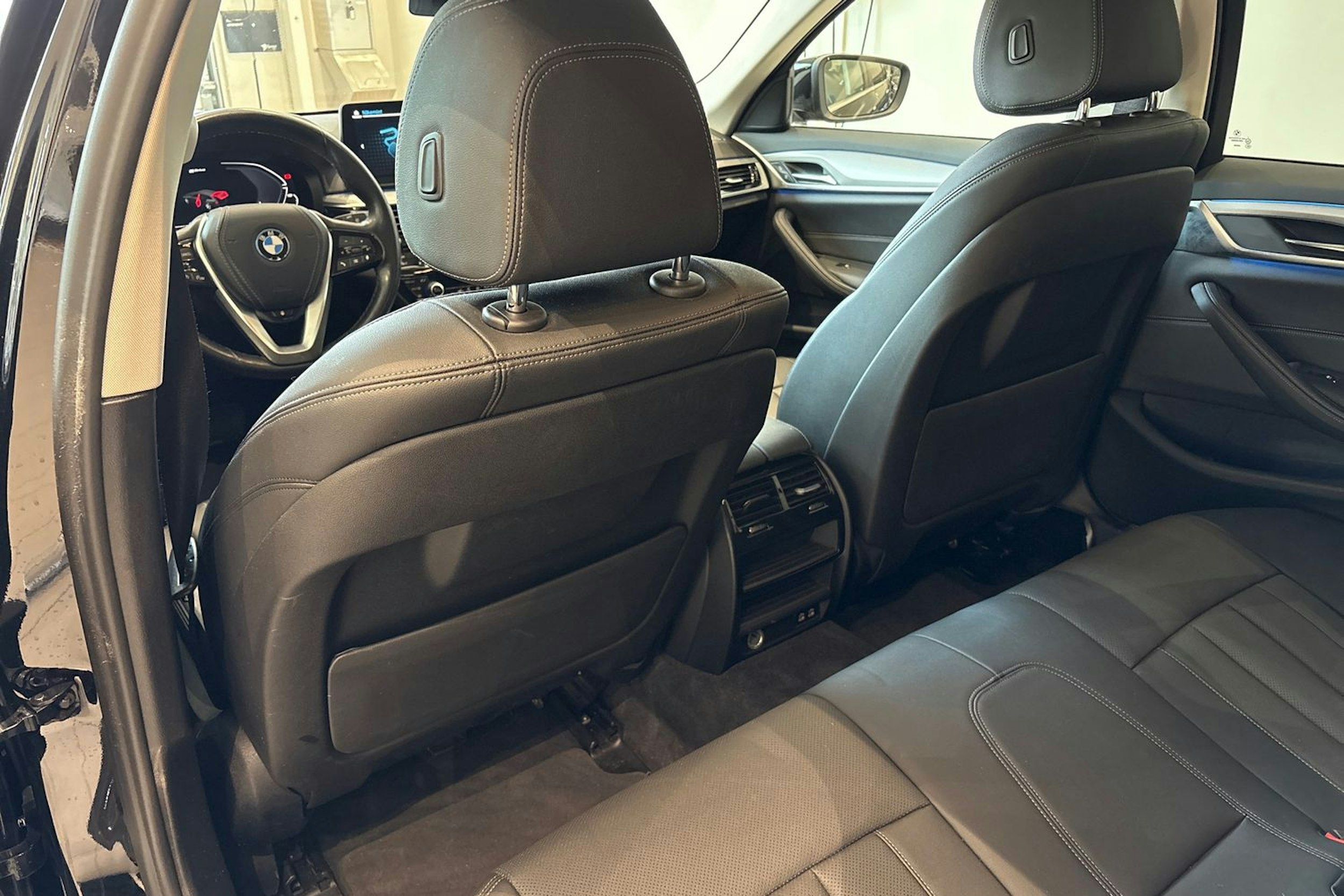 musta BMW 530 2022 kuva 21.