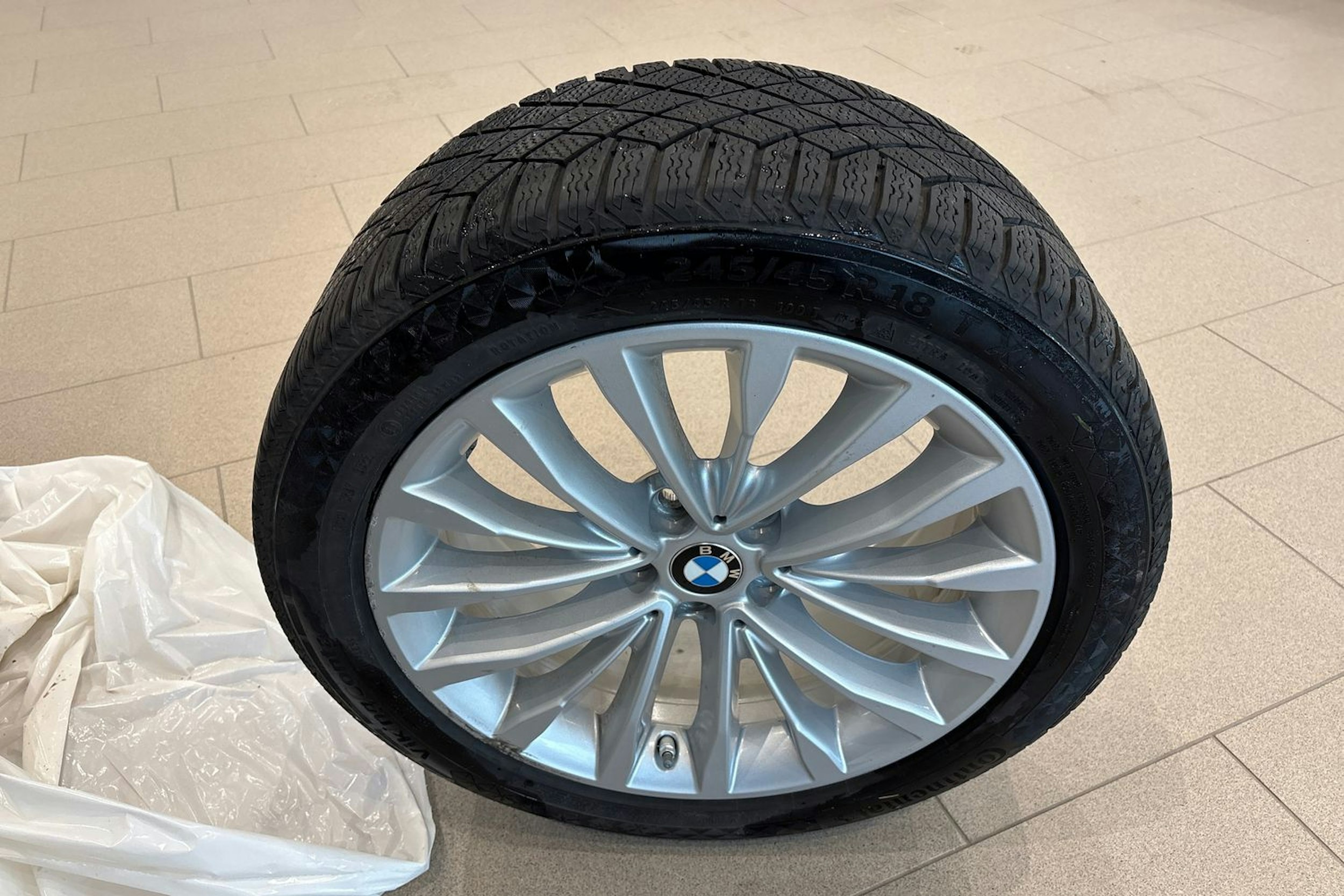 musta BMW 530 2022 kuva 23.