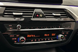 musta BMW 530 2022 kuva 25.