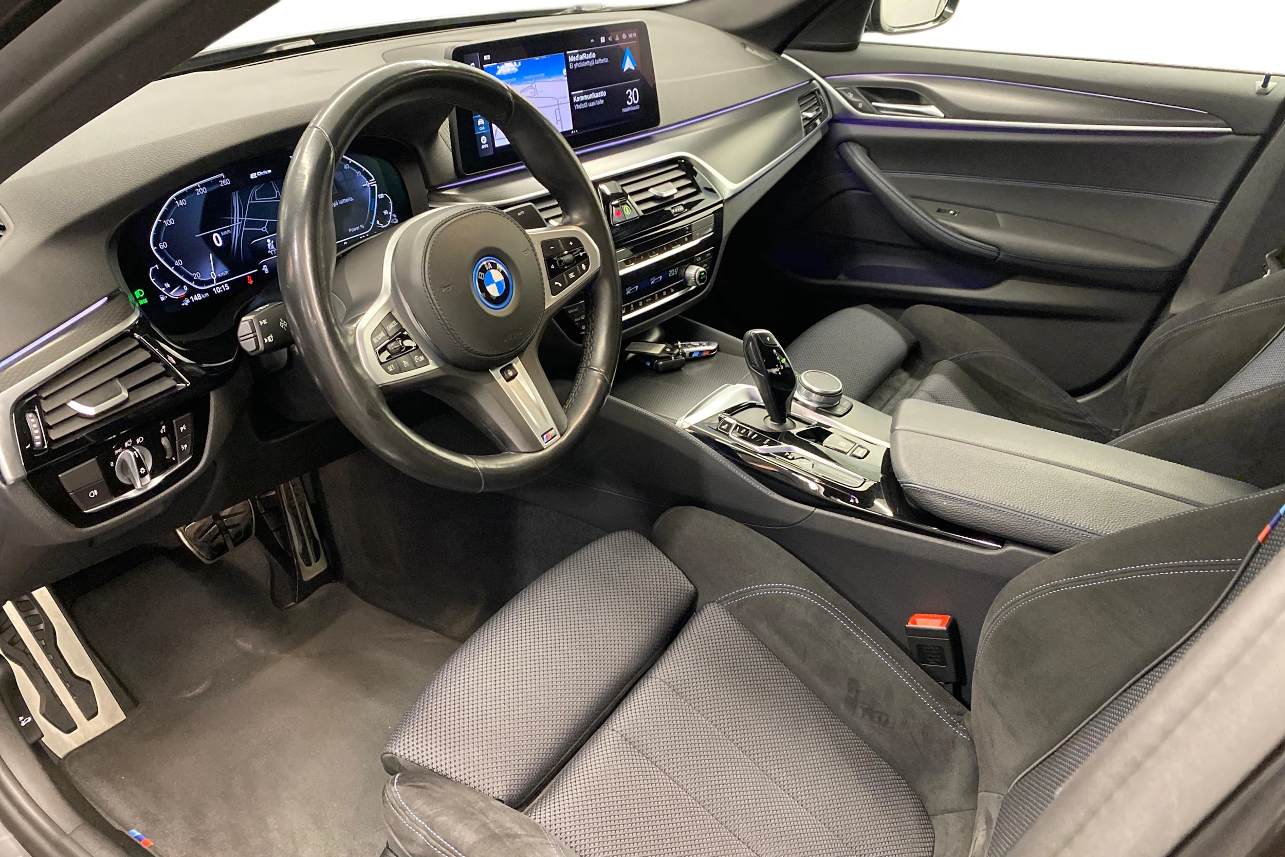 harmaa BMW 530 2022 kuva 6.