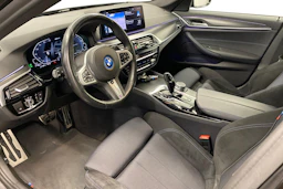 harmaa BMW 530 2022 kuva 6.