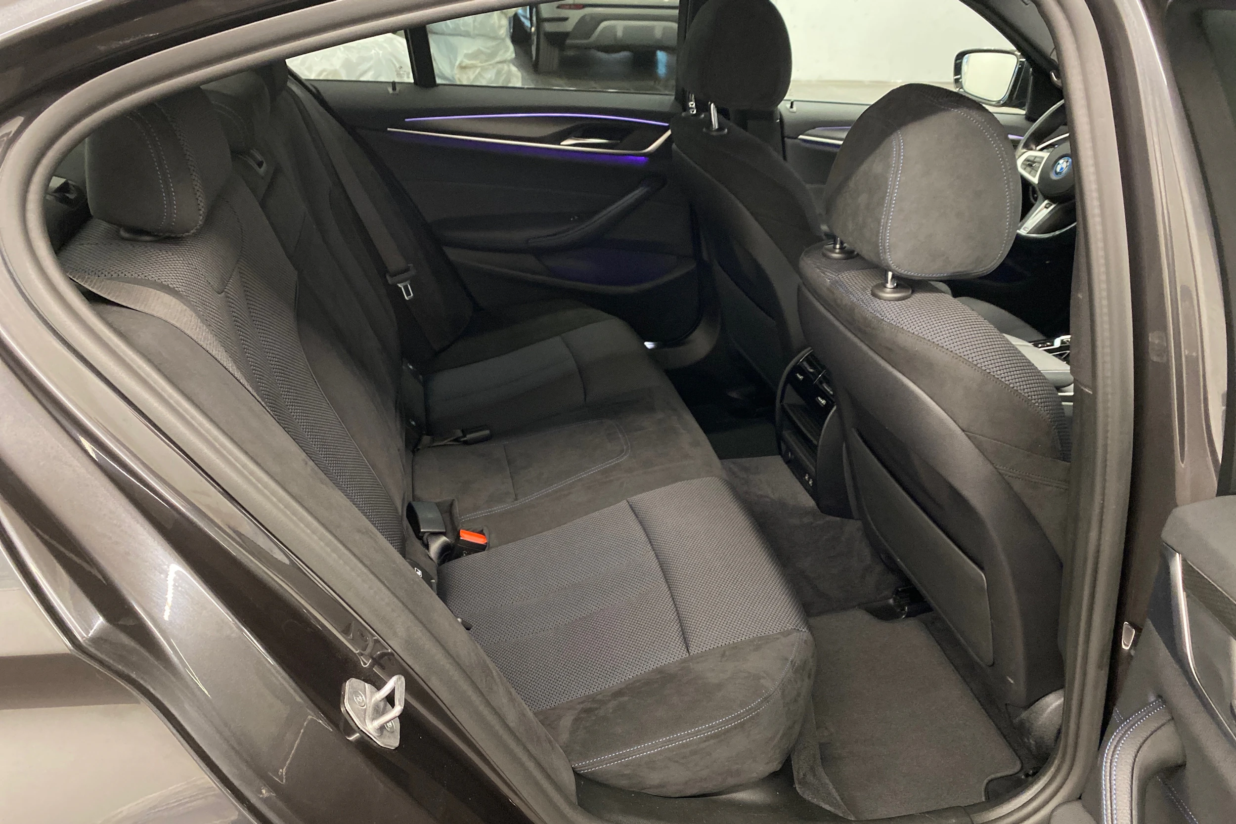 harmaa BMW 530 2022 kuva 12.