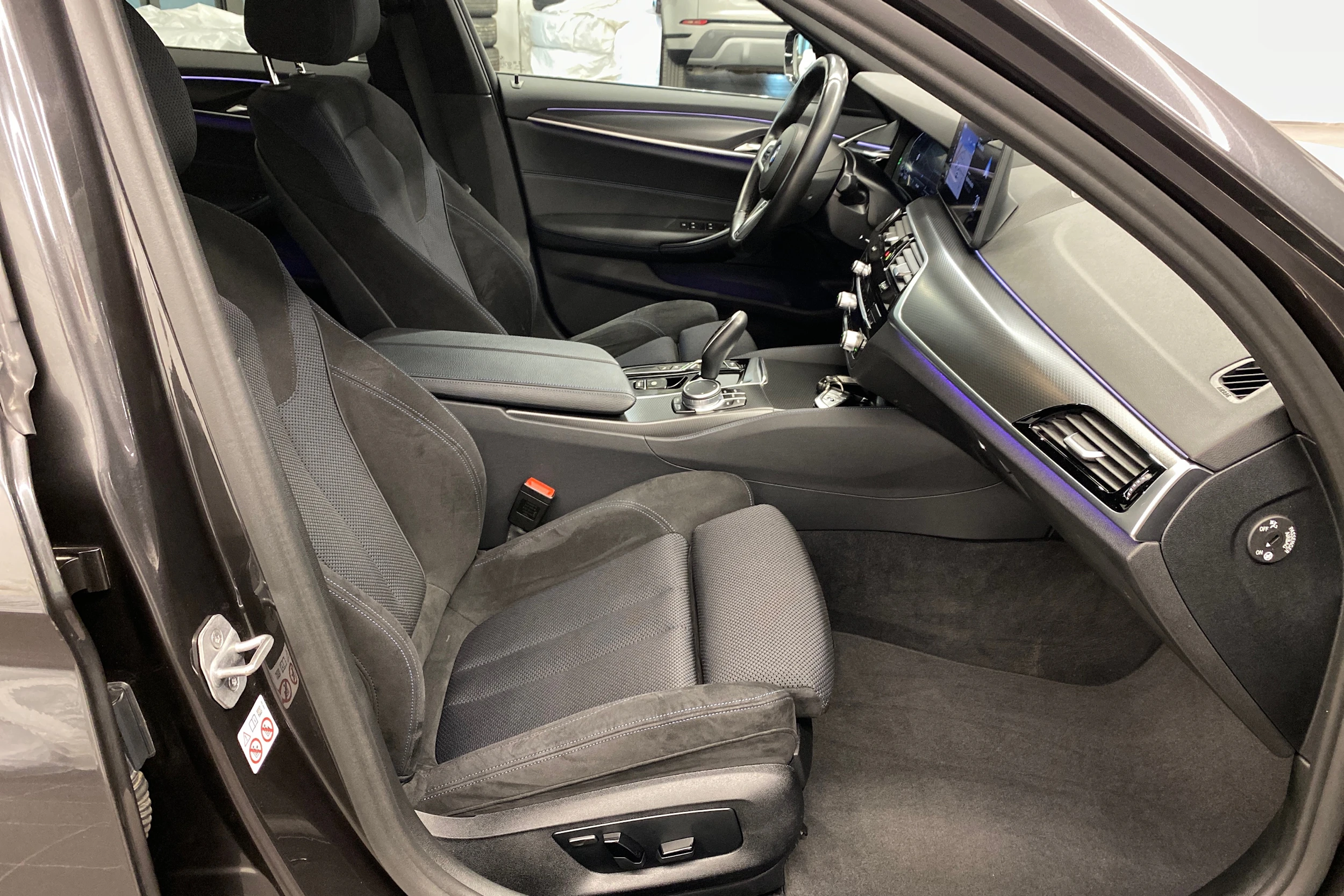 harmaa BMW 530 2022 kuva 13.