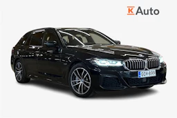 musta BMW 530 2022 kuva 1.