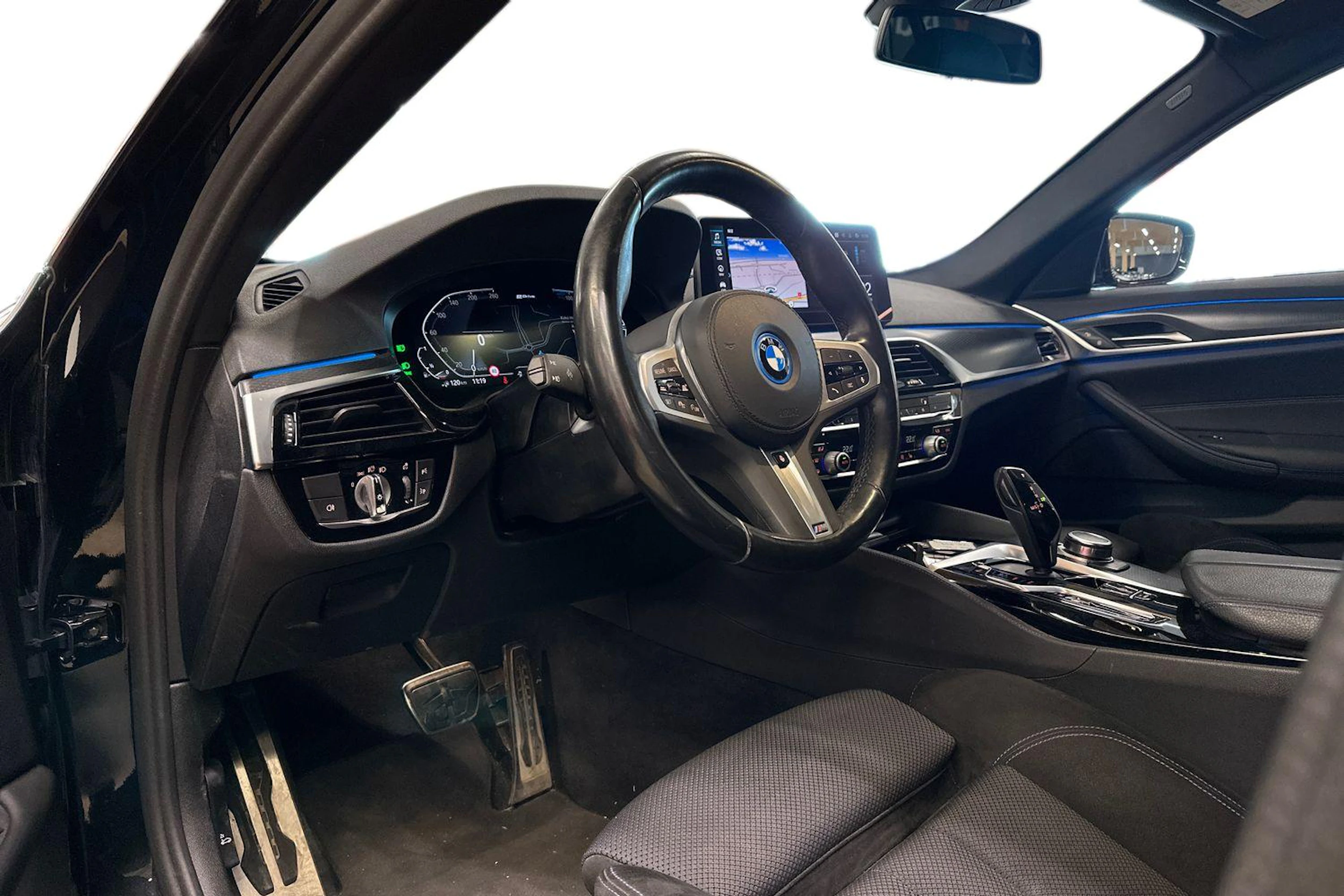 musta BMW 530 2022 kuva 3.