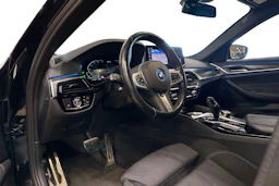 musta BMW 530 2022 kuva 3.