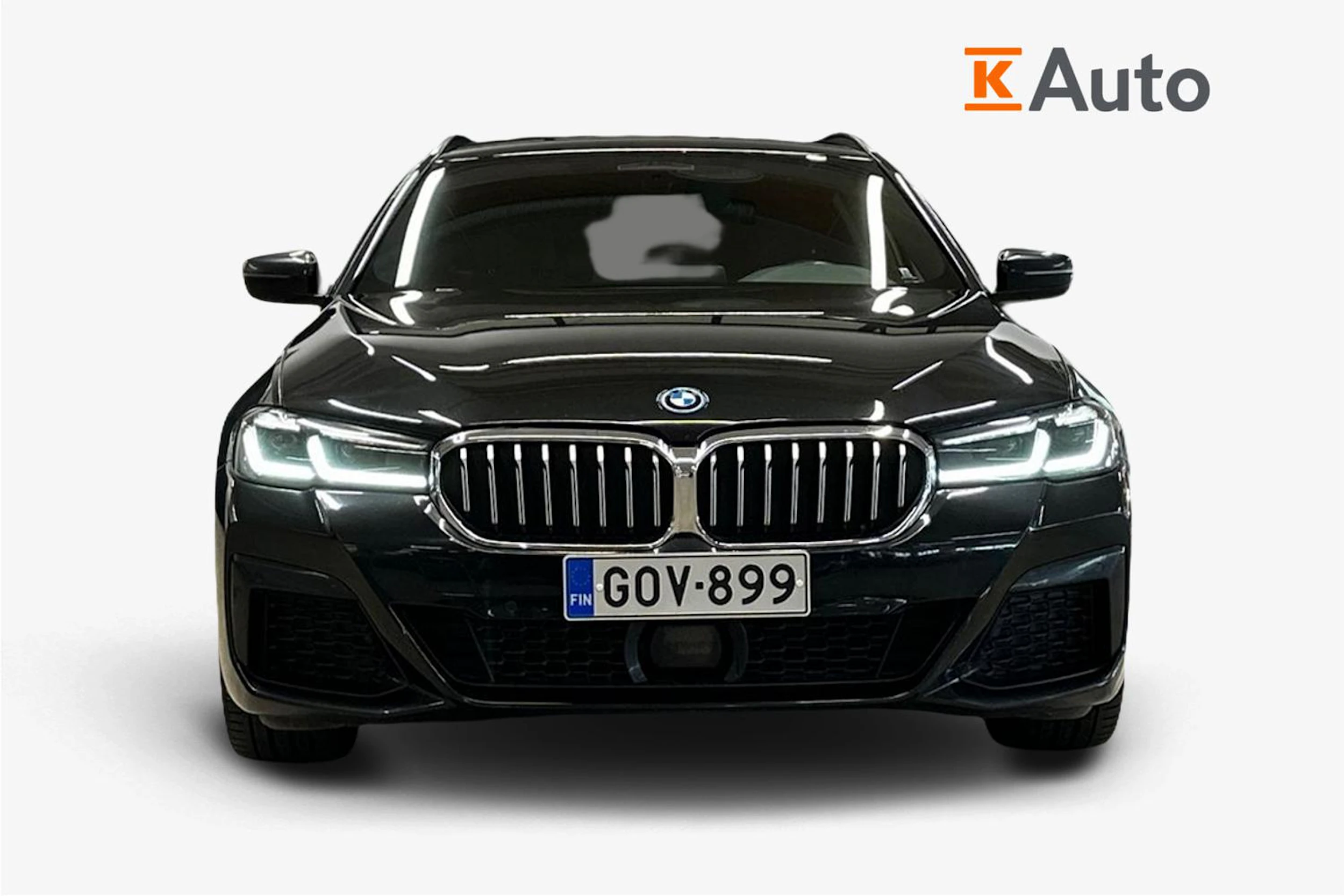 musta BMW 530 2022 kuva 4.
