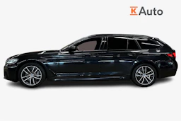 musta BMW 530 2022 kuva 5.