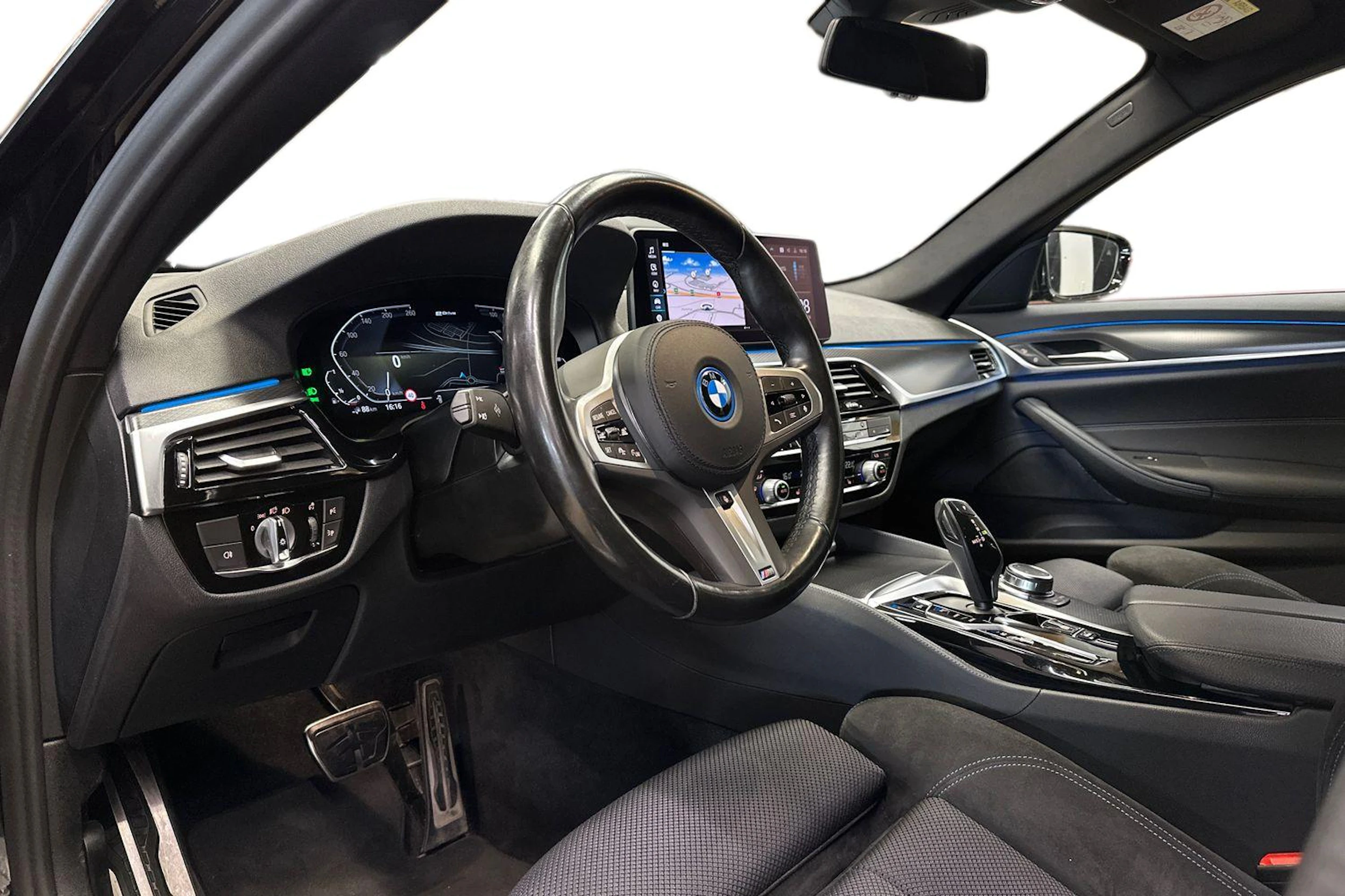 musta BMW 530 2022 kuva 6.
