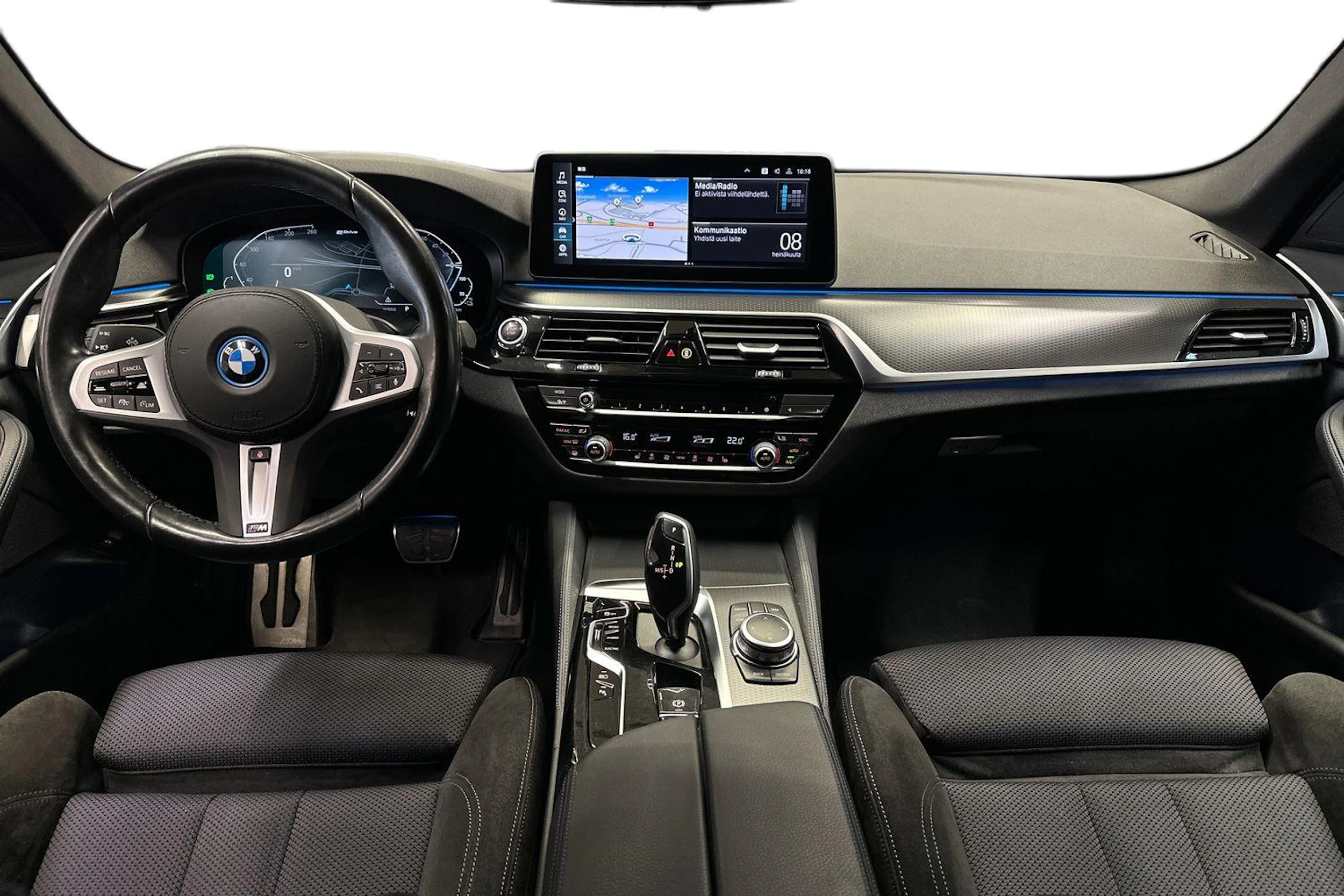 musta BMW 530 2022 kuva 7.