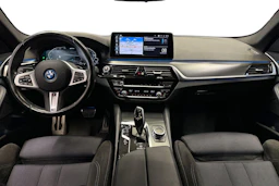 musta BMW 530 2022 kuva 7.