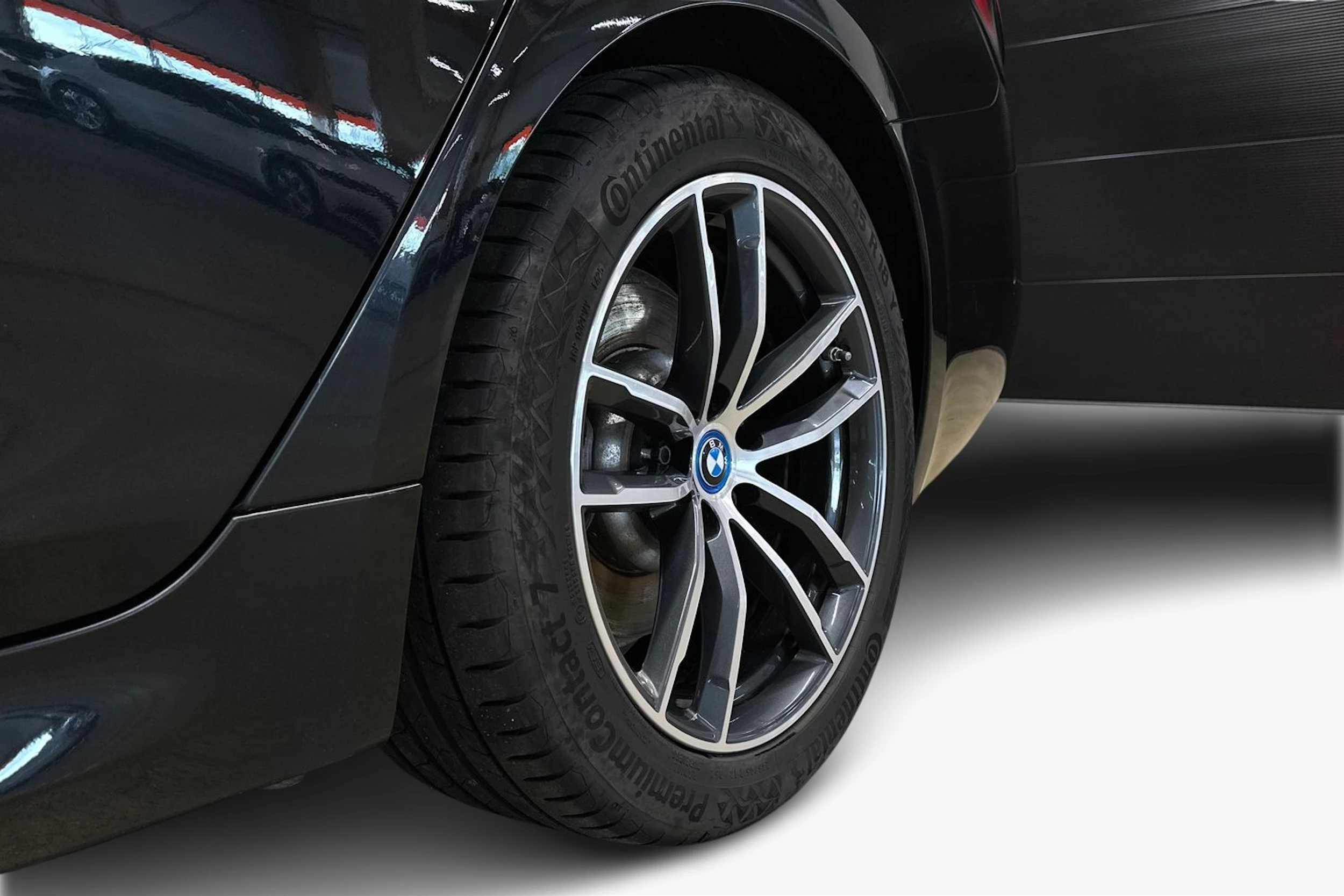musta BMW 530 2022 kuva 9.
