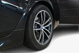 musta BMW 530 2022 kuva 9.