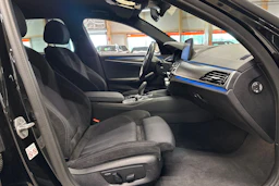 musta BMW 530 2022 kuva 11.