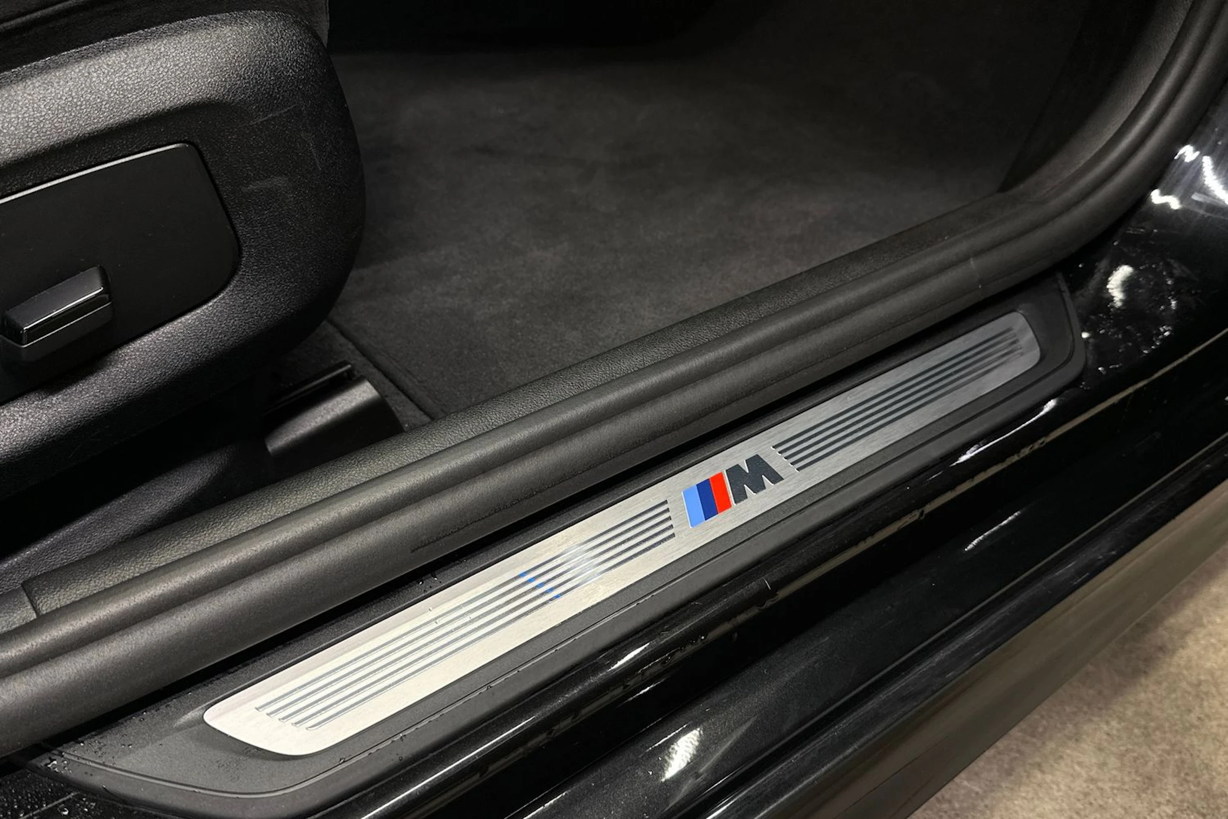 musta BMW 530 2022 kuva 12.
