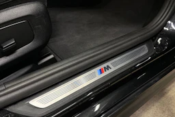 musta BMW 530 2022 kuva 12.