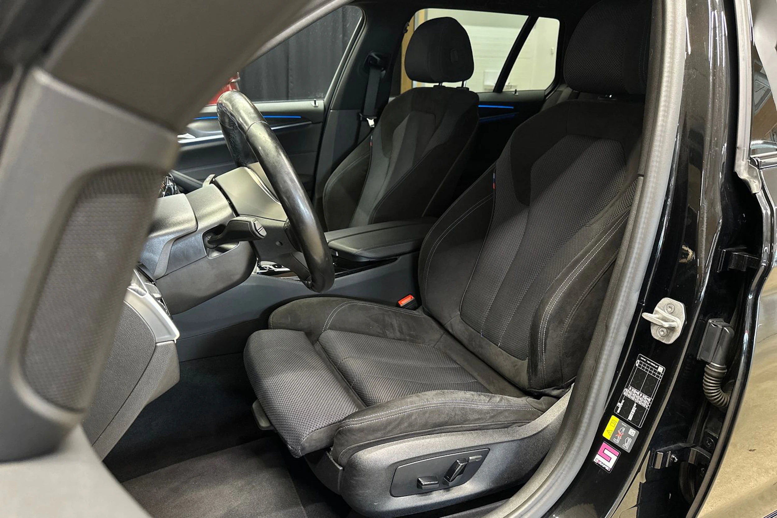 musta BMW 530 2022 kuva 13.