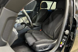 musta BMW 530 2022 kuva 13.