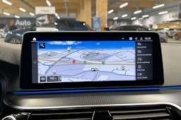 musta BMW 530 2022 kuva 15.