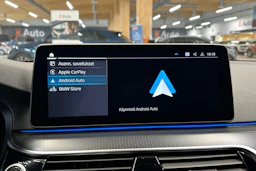 musta BMW 530 2022 kuva 16.