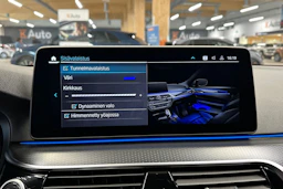 musta BMW 530 2022 kuva 17.