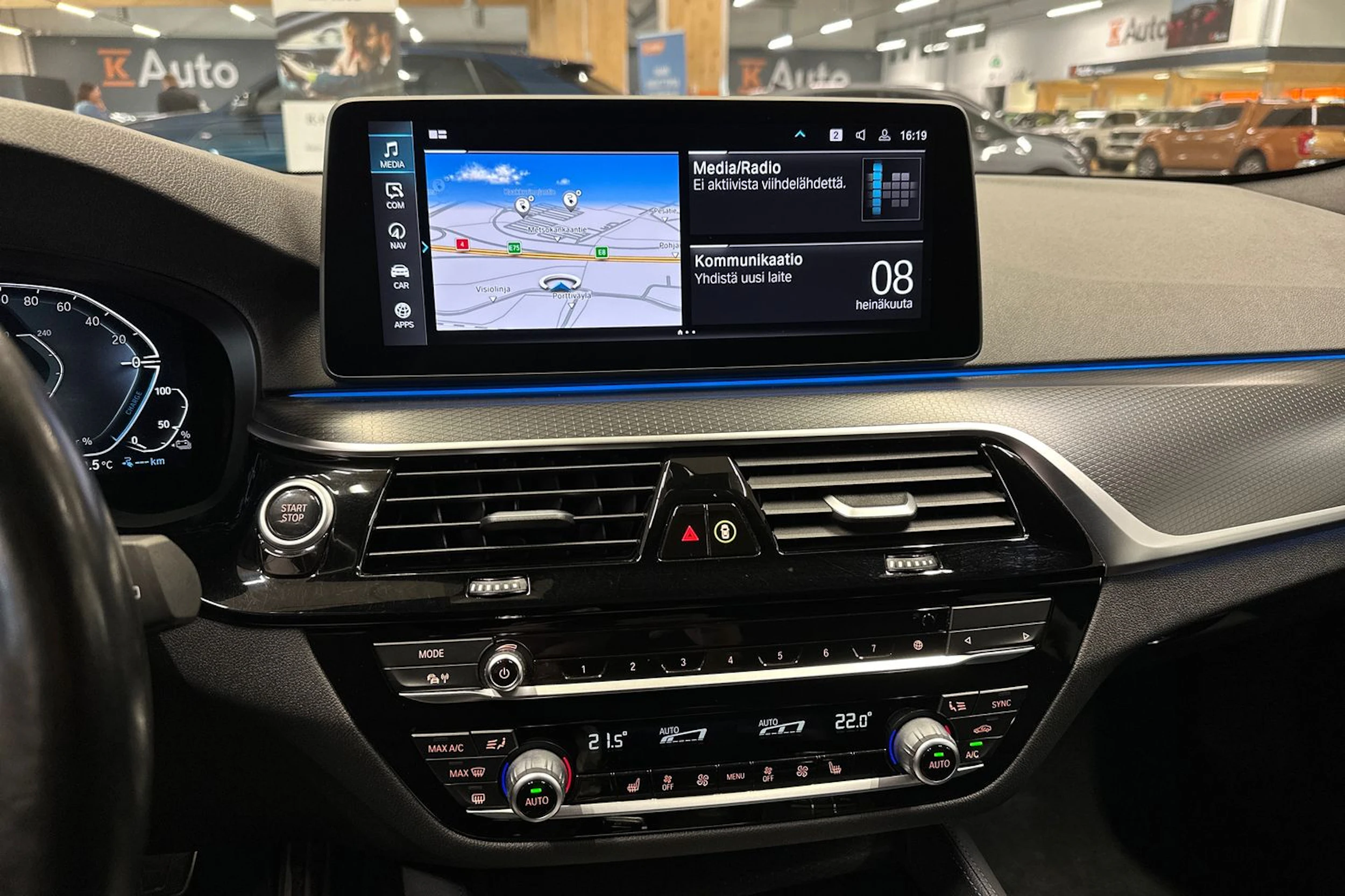 musta BMW 530 2022 kuva 18.