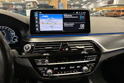 musta BMW 530 2022 kuva 18.