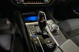 musta BMW 530 2022 kuva 19.