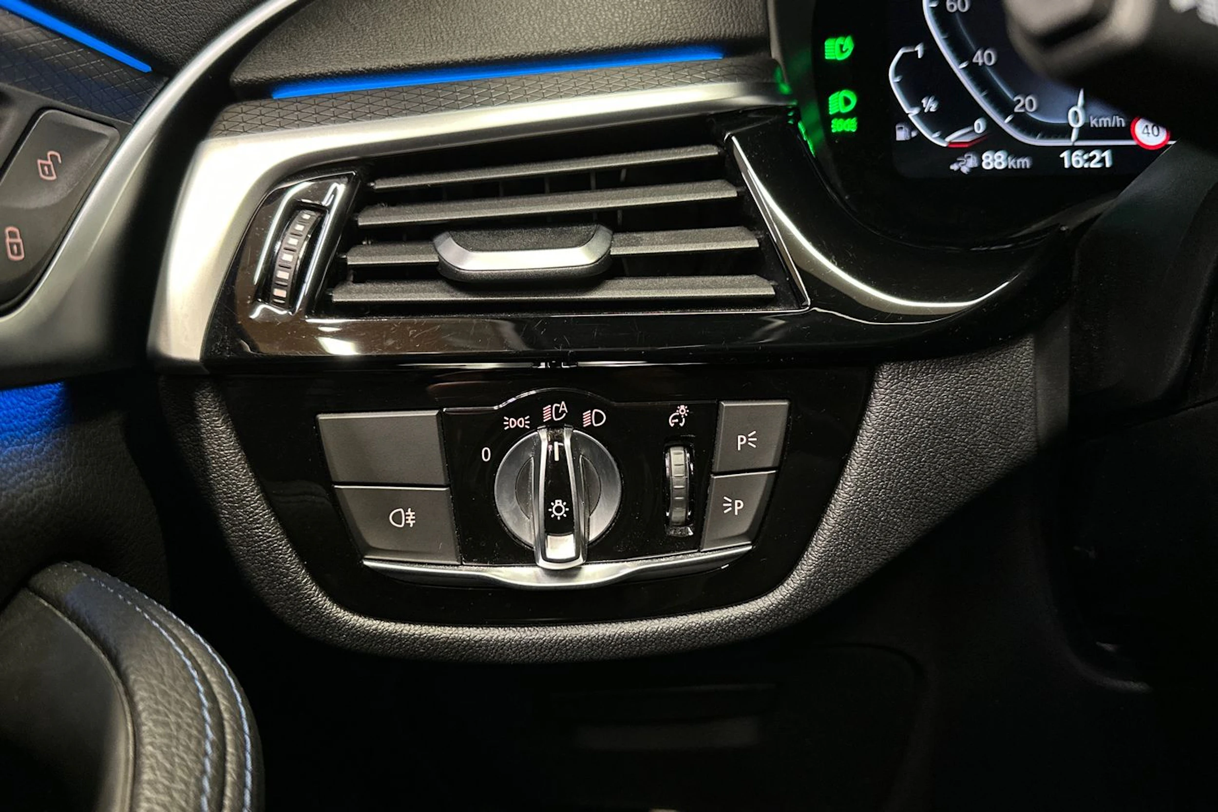 musta BMW 530 2022 kuva 25.
