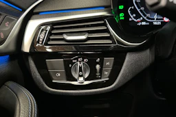 musta BMW 530 2022 kuva 25.