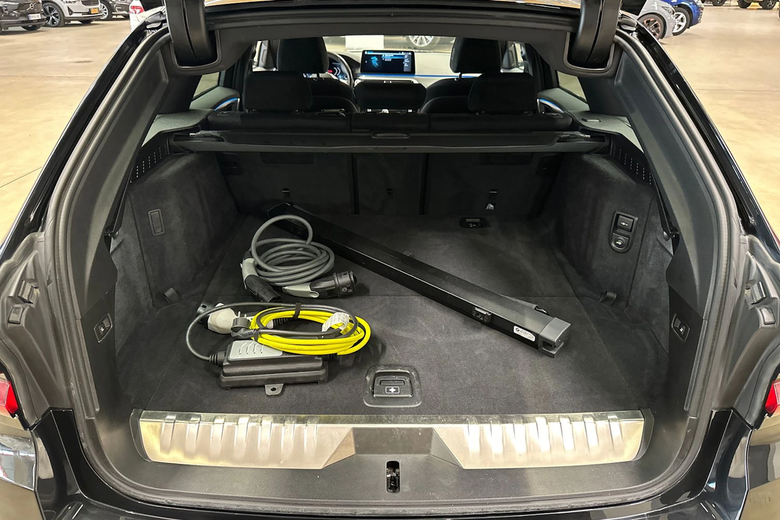 musta BMW 530 2022 kuva 27.