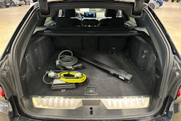 musta BMW 530 2022 kuva 27.