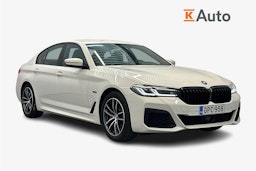 valkoinen BMW 530 2023 kuva 1.