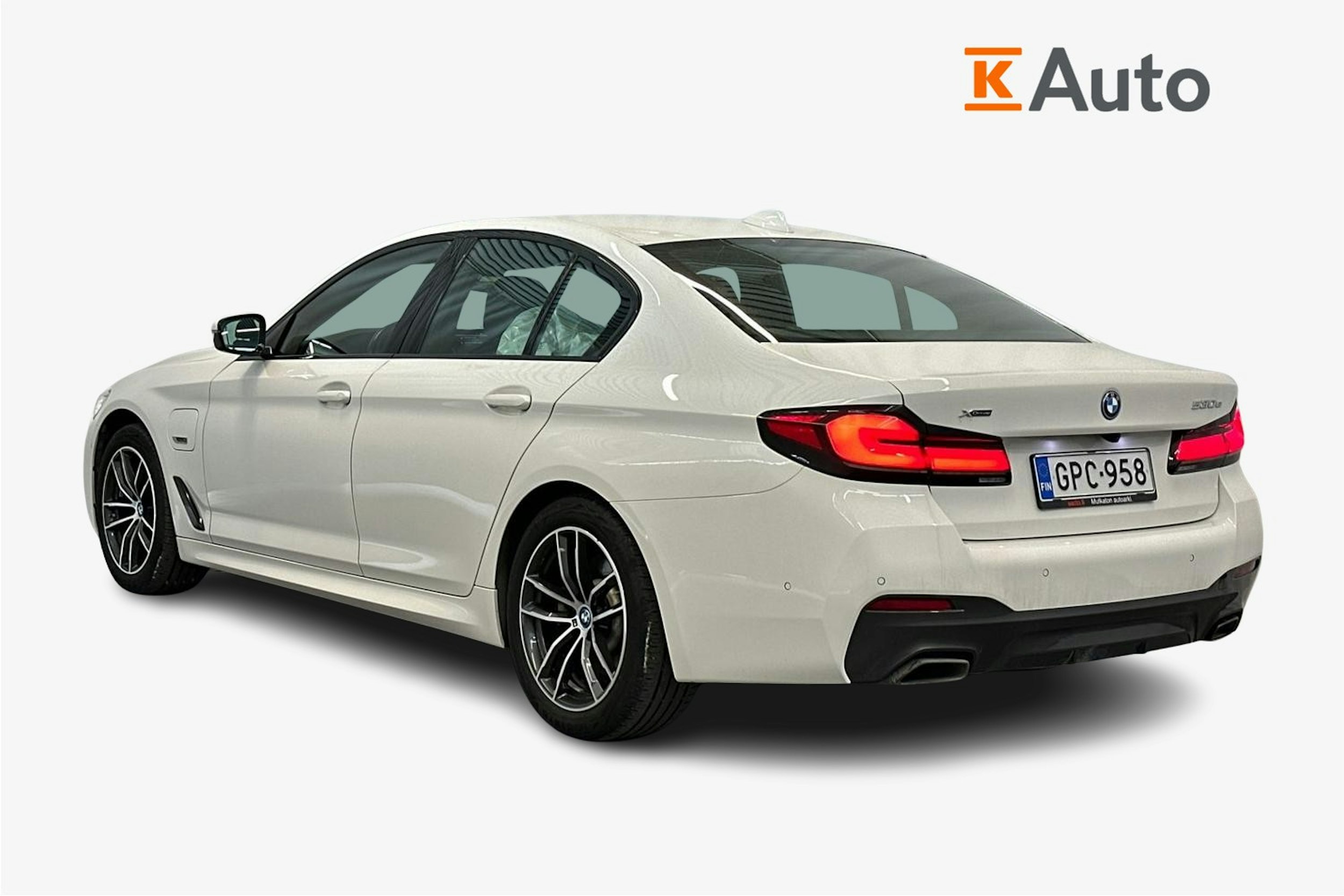 valkoinen BMW 530 2023 kuva 2.