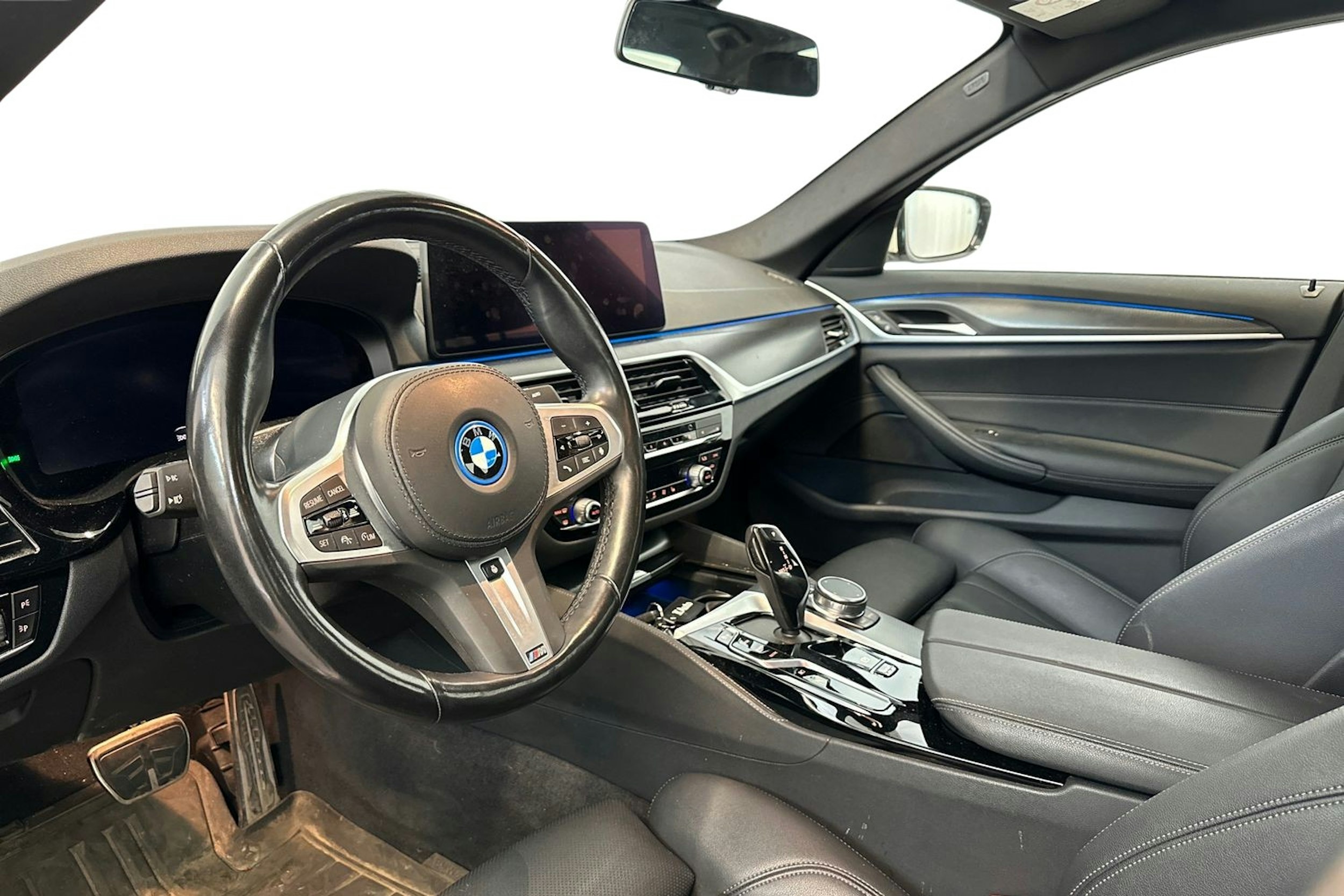 valkoinen BMW 530 2023 kuva 3.