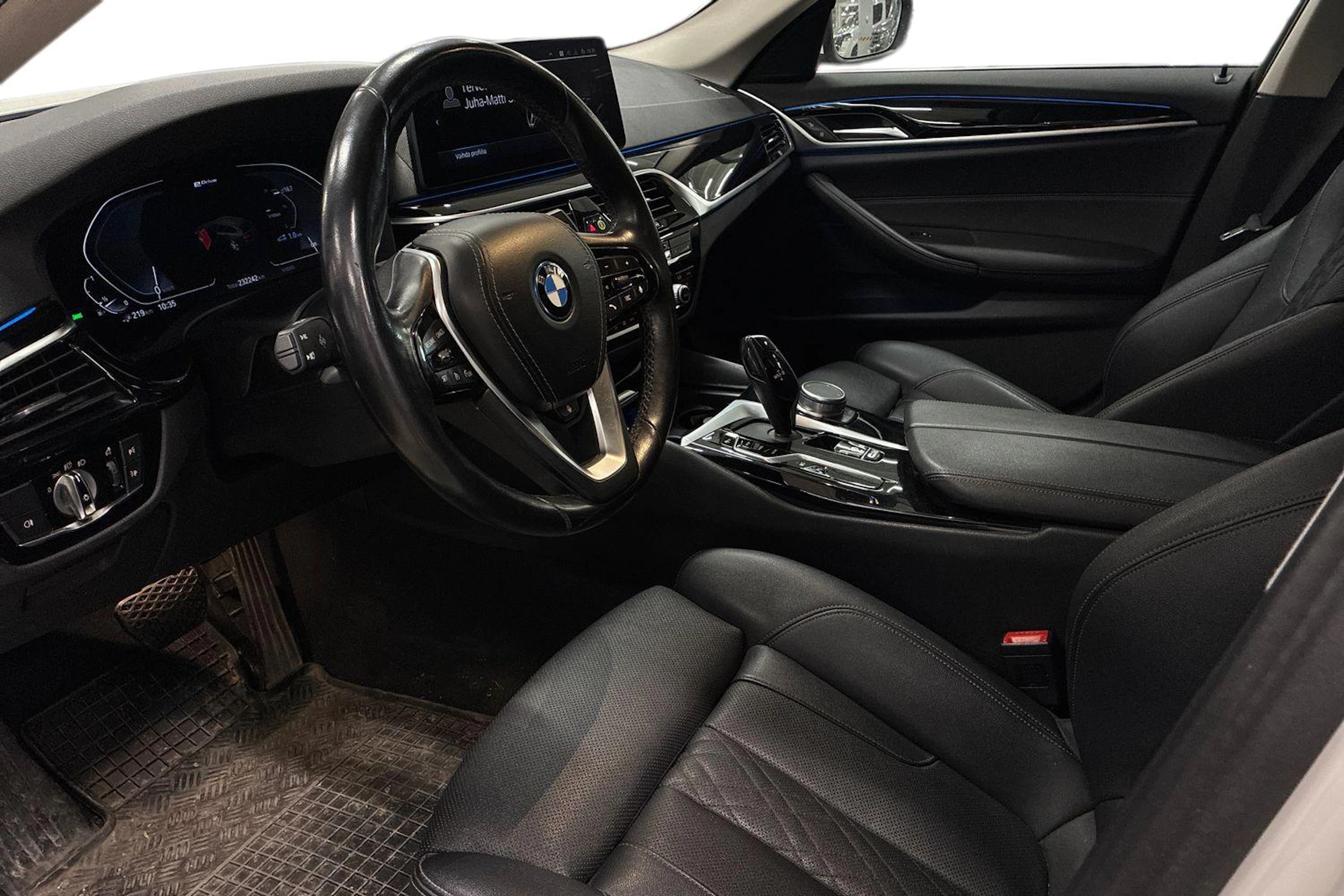 valkoinen BMW 530 2022 kuva 3.