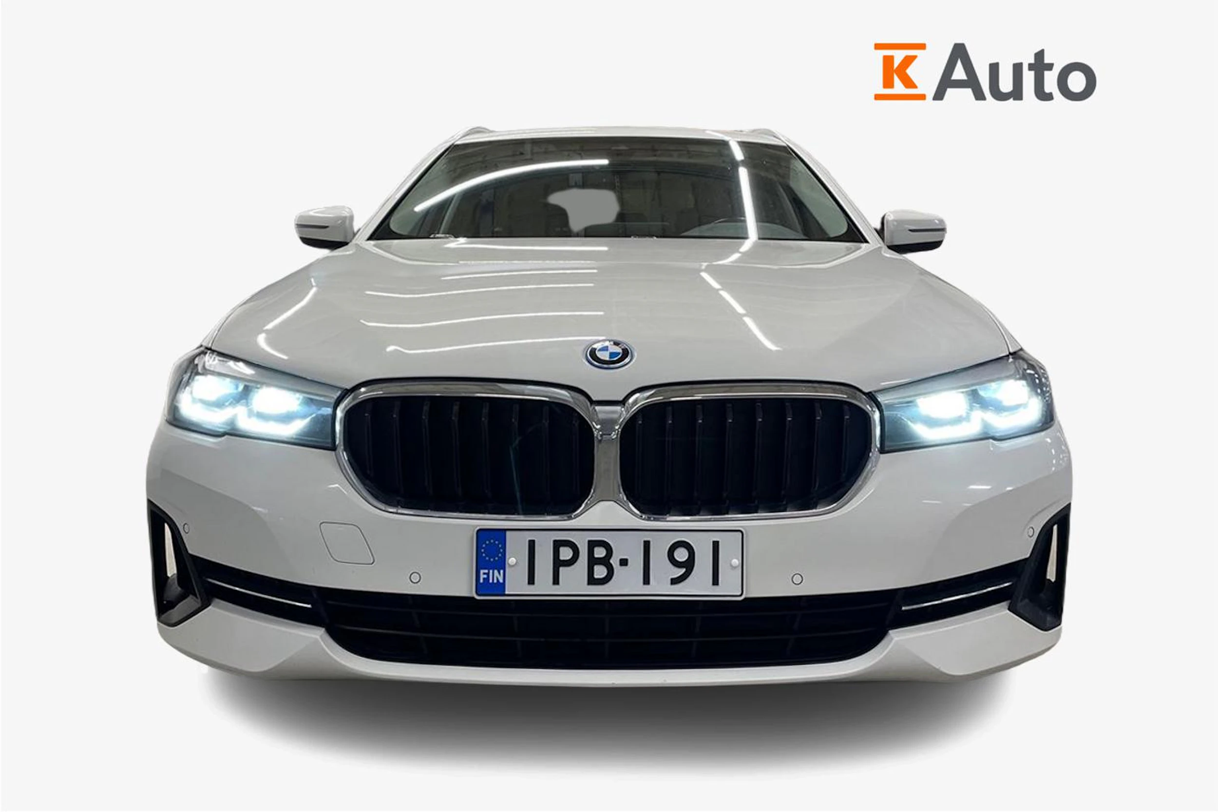 valkoinen BMW 530 2022 kuva 4.