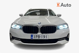 valkoinen BMW 530 2022 kuva 4.