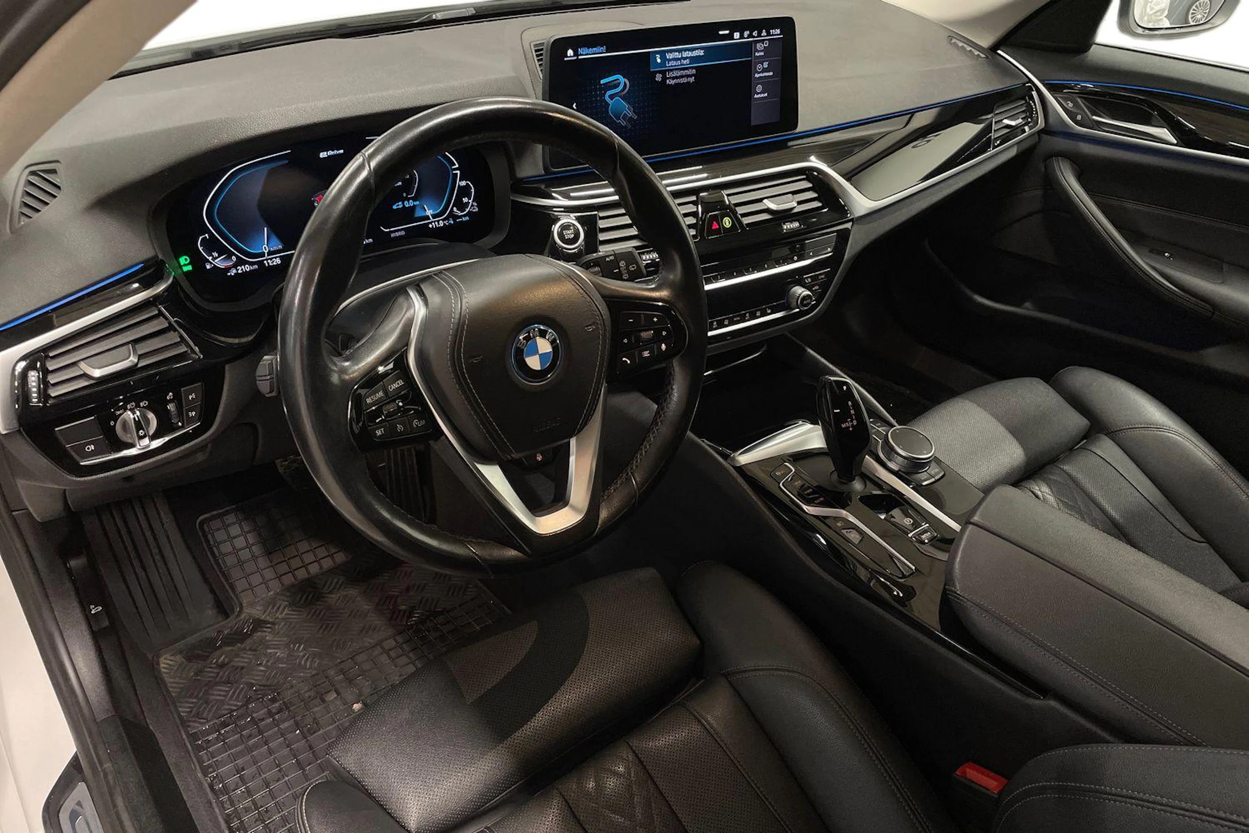 valkoinen BMW 530 2022 kuva 6.