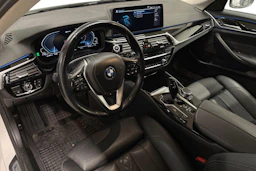 valkoinen BMW 530 2022 kuva 6.