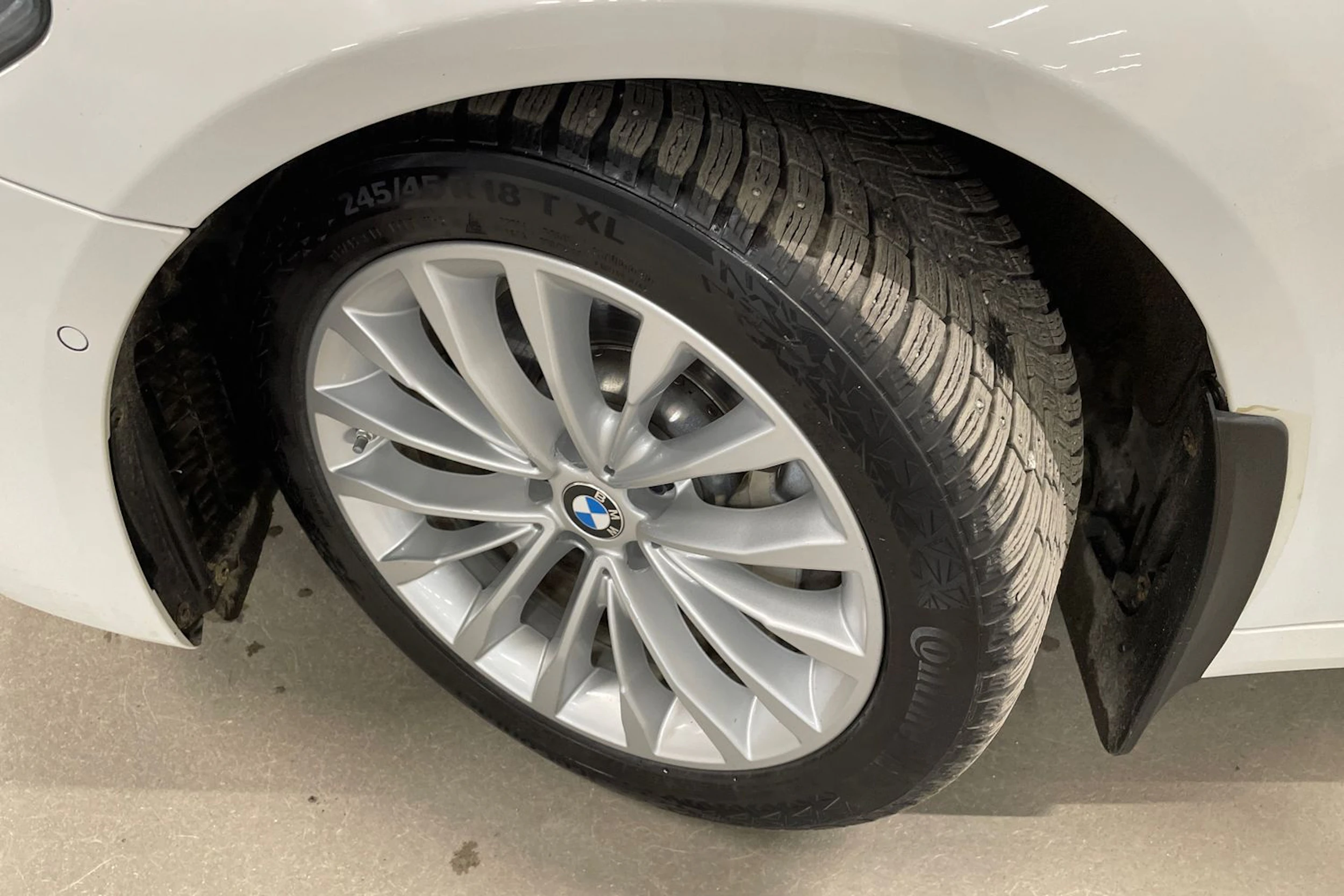 valkoinen BMW 530 2022 kuva 10.